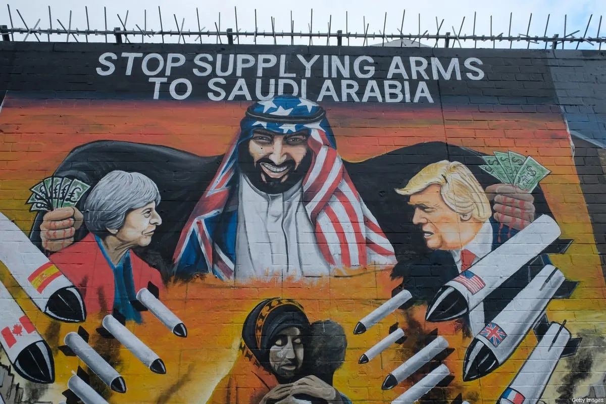 Mural en Belfast donde se representa al príncipe Mohamed comprando armas a sus aliados para el conflicto armado en Yemen. 29 de octubre de 2019. Imagen de Kaveh Kazemi para Getty Images