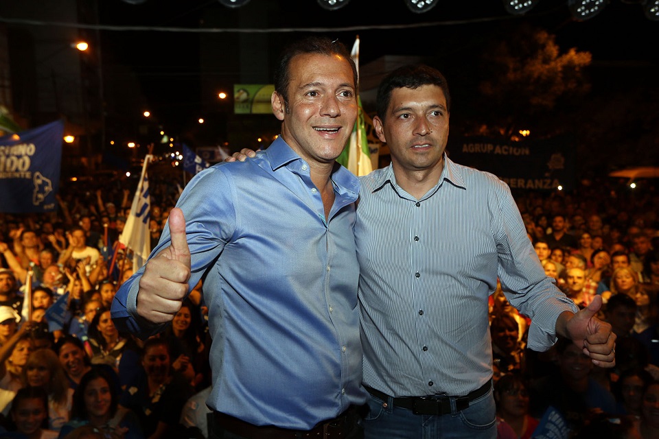 Omar Gutiérrez (izquierda), gobernador saliente, junto a su vicegobernador y candidato, Marcos Koopmann.