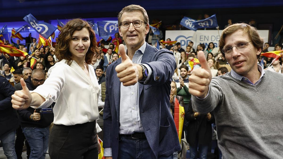 El líder del PP, Alberto Núñez Feijóo (centro), junto a la presidenta de Madrid Isabel Díaz-Ayuso (izquierda).