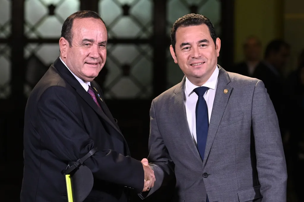 Los gobiernos de Alejandro Giammattei (izquierda) y Jimmy Morales (derecha) han visto un fuerte deterioro del estado de derecho.
